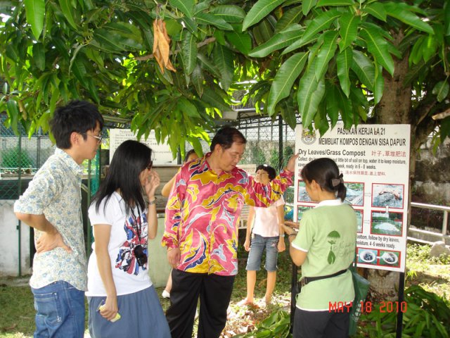 Duta Hijau Pulau Pinang penyanyai Nicholas Teo melawat projek membuat kompos di Taman Pandan pada 18-5-2010